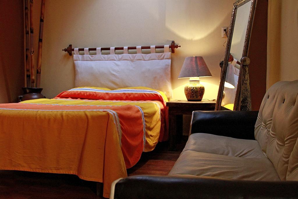 Hostal Casa Castillo Морелия Экстерьер фото