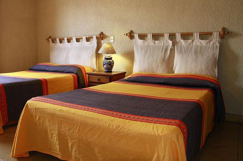 Hostal Casa Castillo Морелия Экстерьер фото